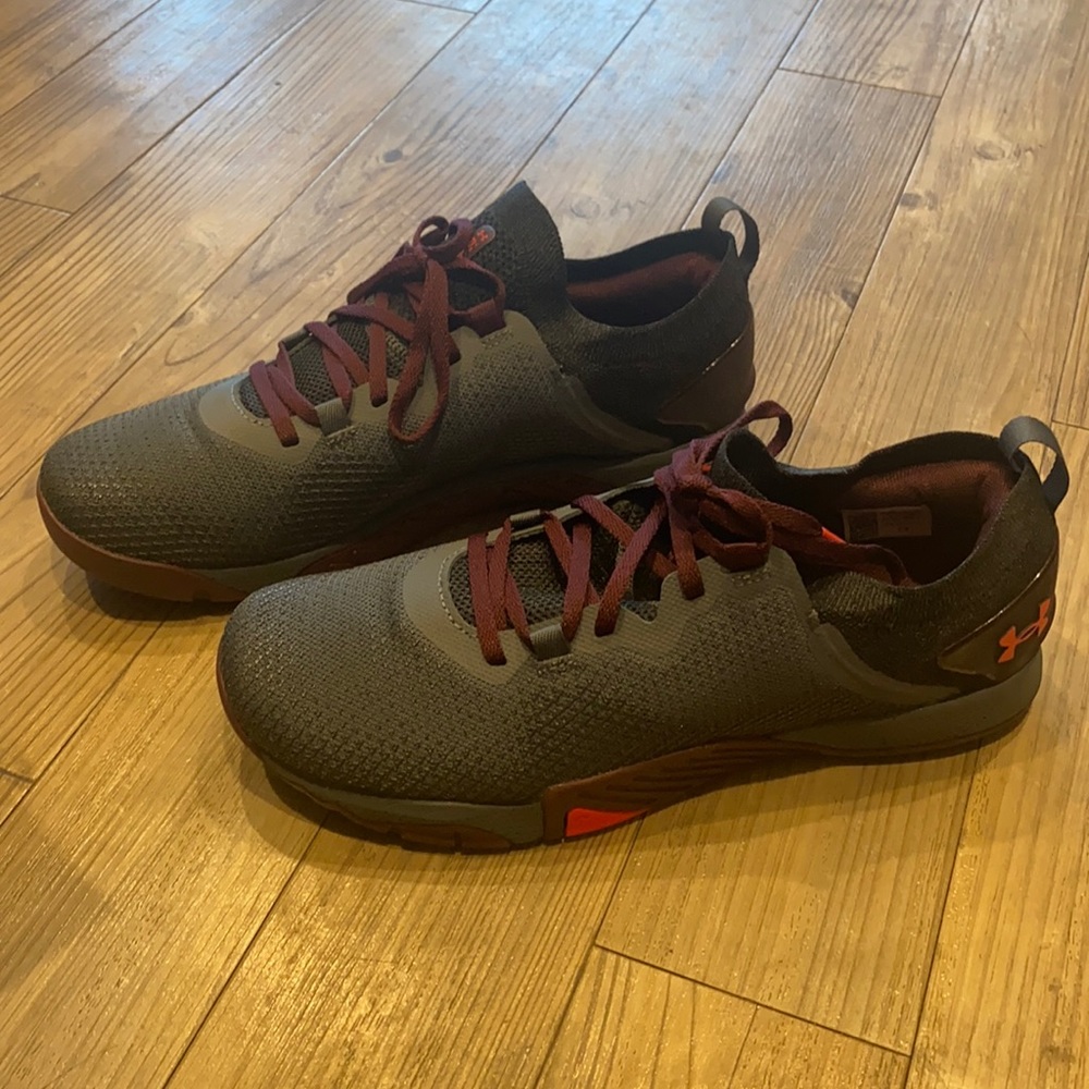 Under Armour Men Size 9.5 Tribase Reign 3 - Like New!!